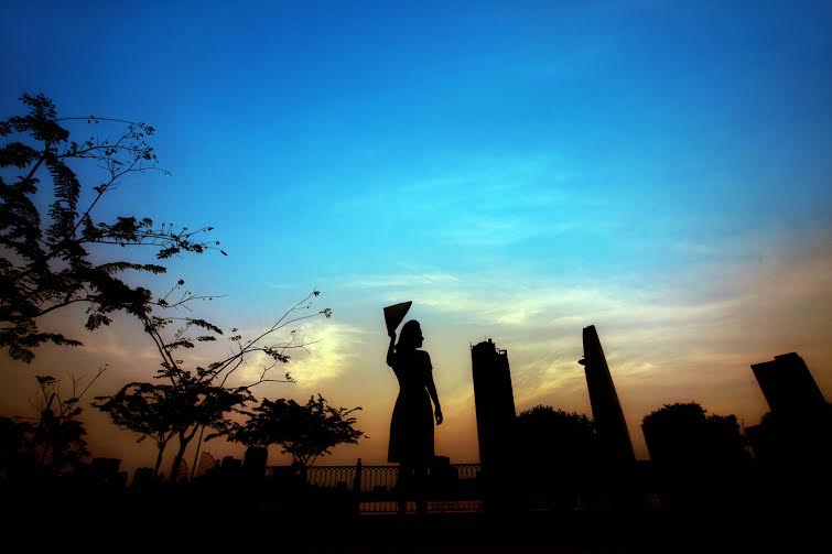Lê[-]Khánh[-]"đa[-]sắc"[-]trong[-]trang[-]phục[-]áo[-]dài[-]của[-]NTK[-]Việt[-]Hùng